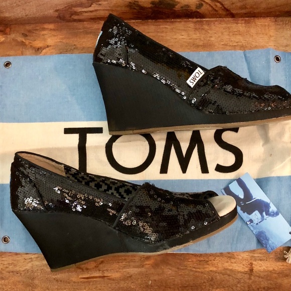 Toms Shoes - Almost NEW Sequin 🖤 Toms Wedges in Classic Black